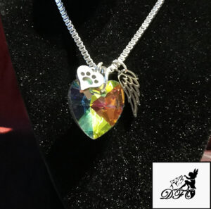 Collier deuil arc-en-ciel "patte dans un coeur"